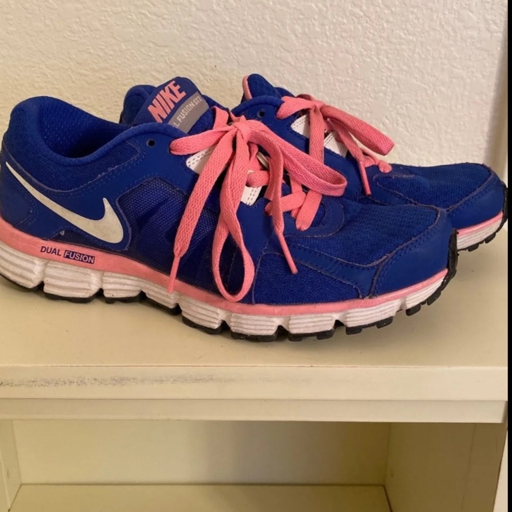 Nike tennis shoes